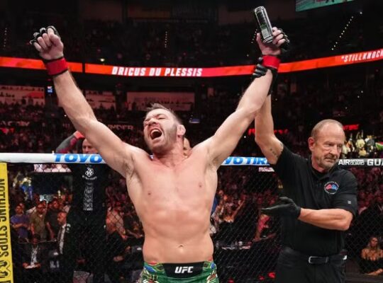 Dricus Du Plessis comemora no UFC Oklahoma City