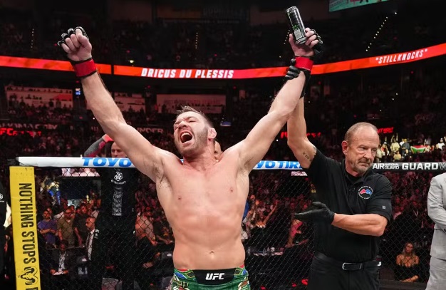 Dricus Du Plessis comemora no UFC Oklahoma City