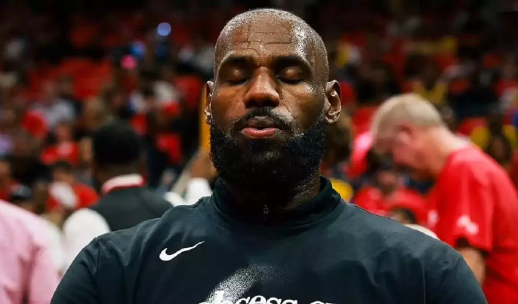 LeBron adia decisão e aumenta pressão sobre o próximo capítulo da carreira