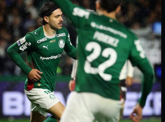 Palmeiras goleia o Vitória na Bahia em jogo polêmico