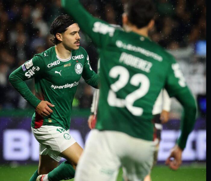 Palmeiras goleia o Vitória na Bahia em jogo polêmico