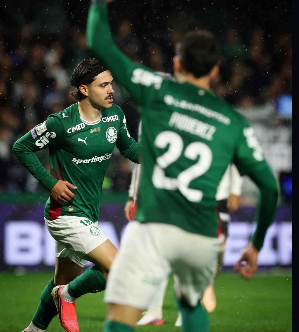 Palmeiras goleia o Vitória na Bahia em jogo polêmico