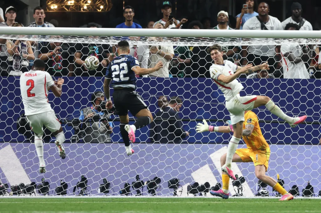 Lautaro Martínez marca o gol da virada da Argentina sobre a Inglaterra por 2 a 1 