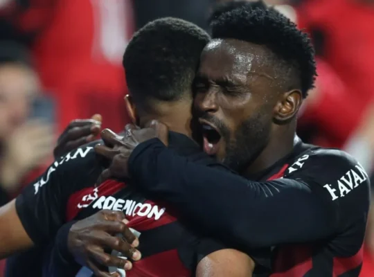 Stiven Mendoza, Leozinho, Athletico x Internacional, Brasileirão Série A 2026. Foto: Geraldo Bubniak/IconSport