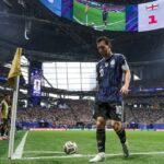 Messi se prepara para cobrar escanteio na virada da Argentina por 2 a 1 sobre a Inglaterra, pela semifinal da Copa do Mundo de 2026
