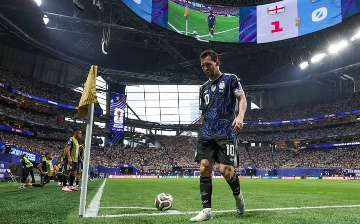 Messi se prepara para cobrar escanteio na virada da Argentina por 2 a 1 sobre a Inglaterra, pela semifinal da Copa do Mundo de 2026