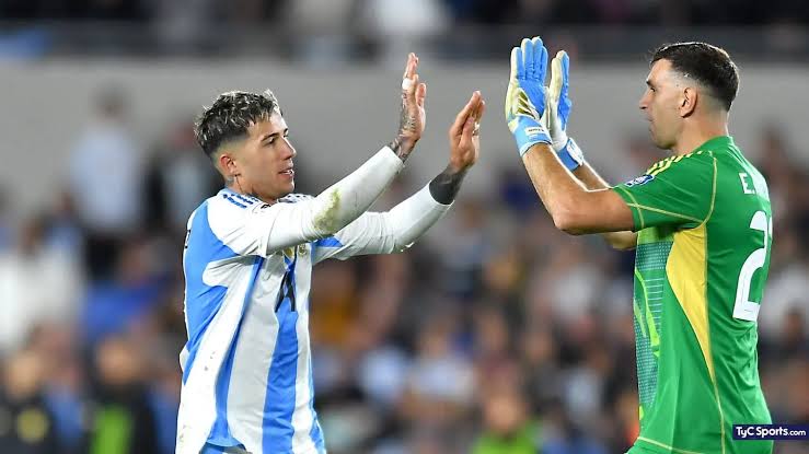 Dibu Martínez e Enzo Fernández são jogadores da Argentina