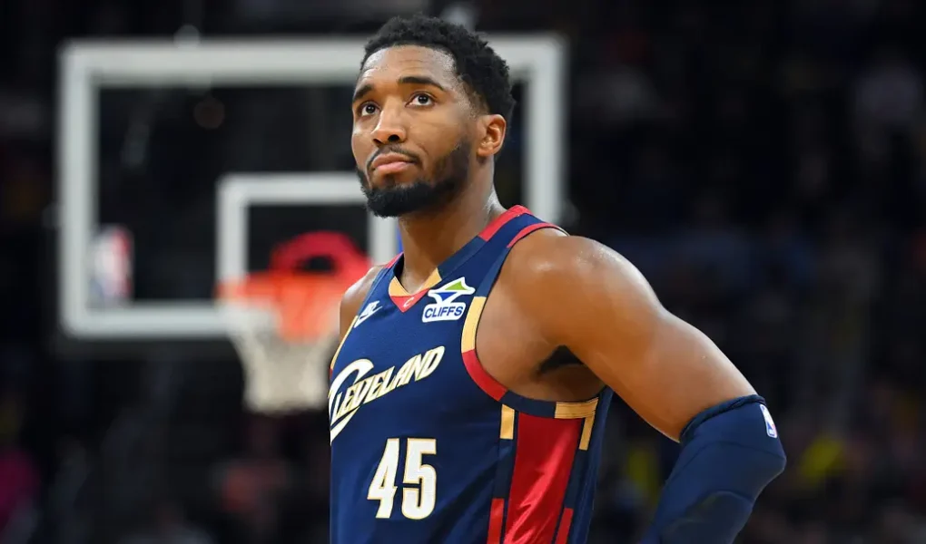 Cavaliers renovam com Mitchell.