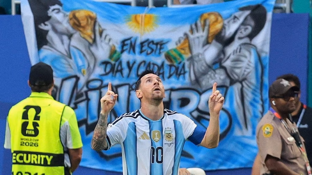 Messi comemora o primeiro gol, na vitória da Argentina por 3 a 2 sobre o valente Cabo Verde 