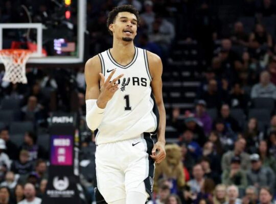 Victor Wembanyama assina extensão máxima de 5 anos e US$ 252 milhões com os Spurs