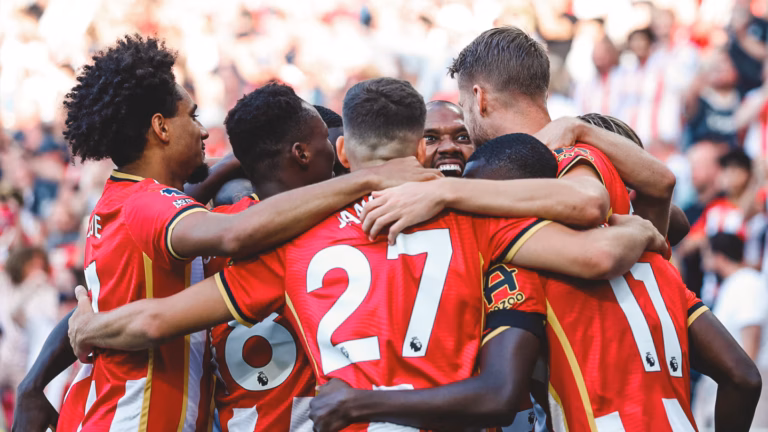 Brentford amassa Tottenham na estreia e expõe desentrosamento dos Spurs