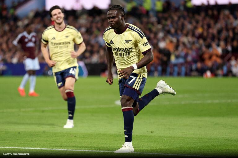 Saka decide, Arsenal vence o Aston Villa e mantém 100% na Premier League