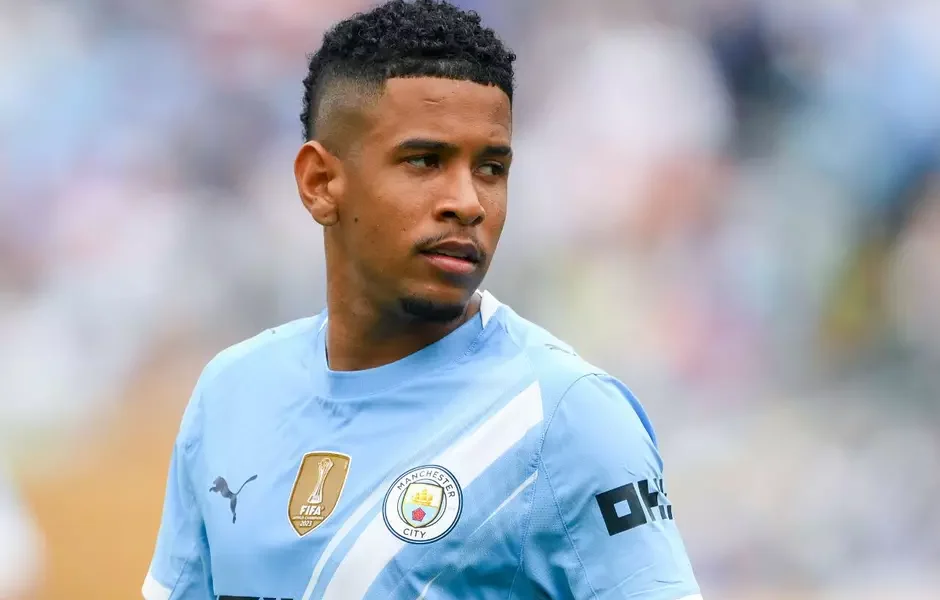 Savinho jogando pelo Manchester City