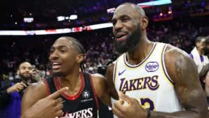 LeBron James e Tyrese Maxey.