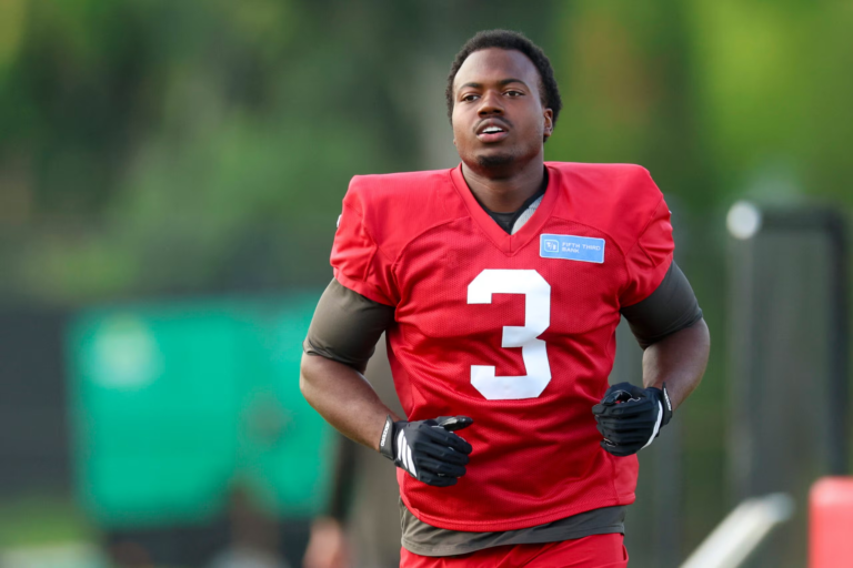 NFL: Rueben Bain Jr. é a grata surpresa do training camp dos Buccaneers