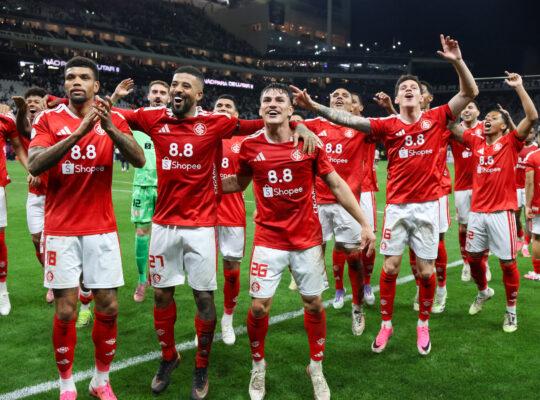 Jogadores do Internacional comemoram classificação contra Corinthians