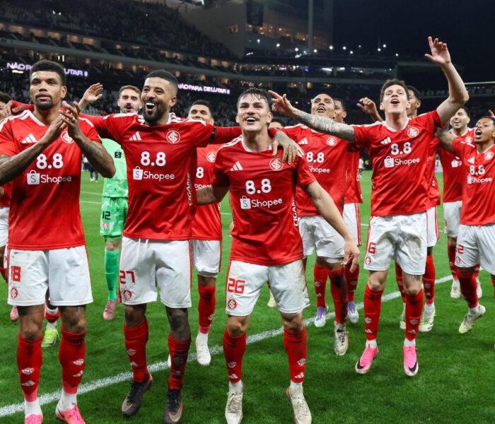 Jogadores do Internacional comemoram classificação contra Corinthians