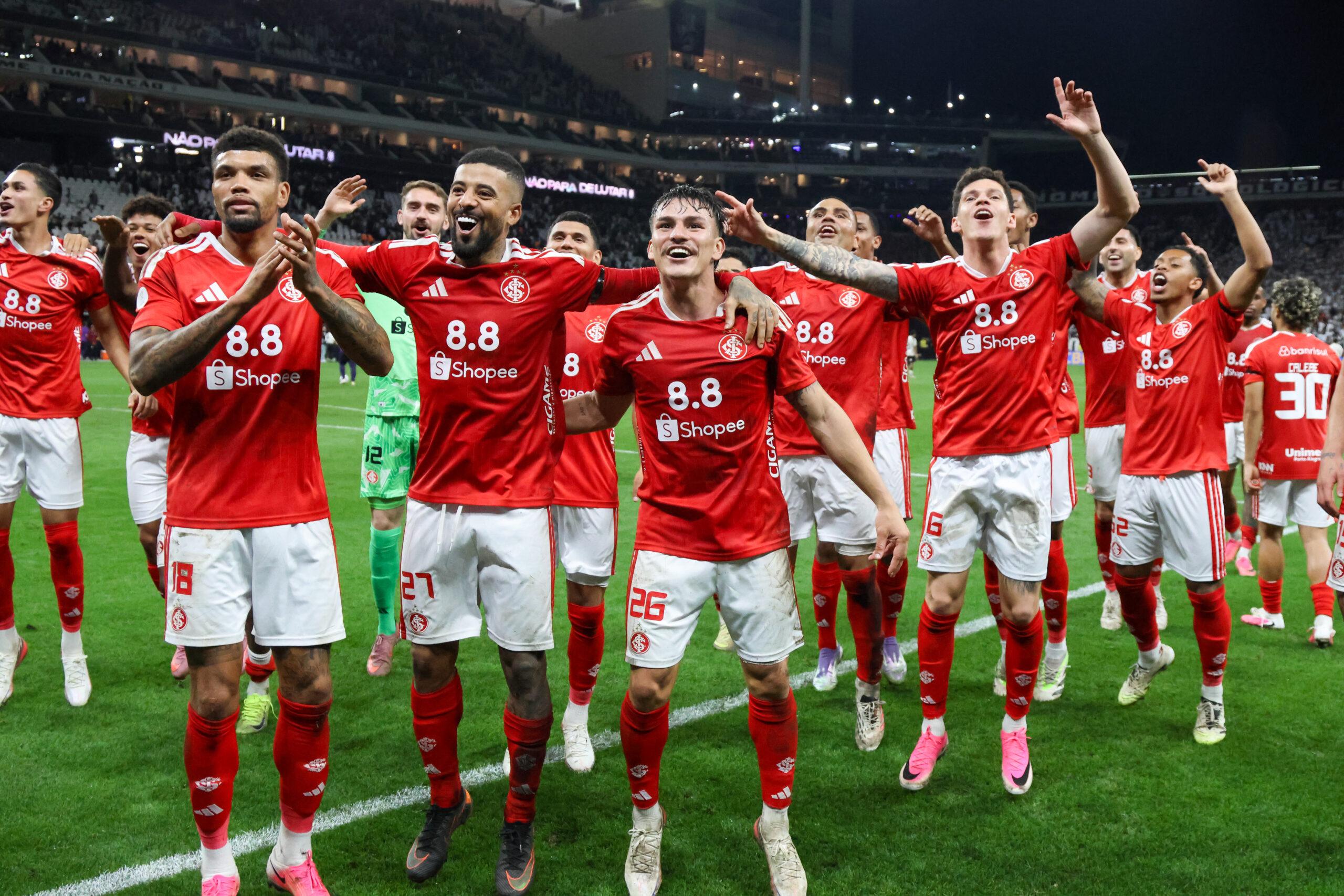 Jogadores do Internacional comemoram classificação contra Corinthians