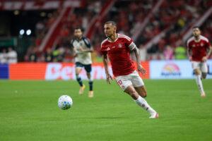 Alan Patrick conduzindo a bola contra o Remo