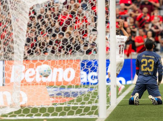 falha do goleiro Santos do Athletico