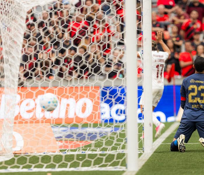 falha do goleiro Santos do Athletico