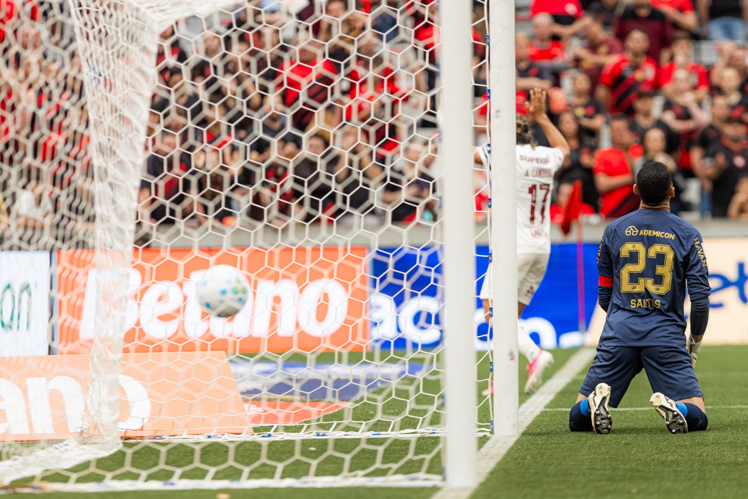 falha do goleiro Santos do Athletico