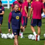 Hansi Flick e jogadores do Barcelona