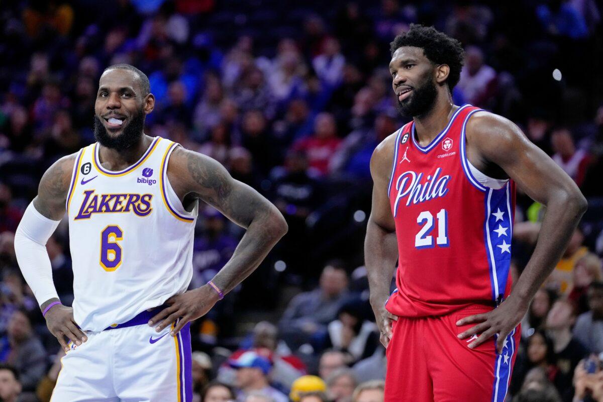 NBA: LeBron James e Joel Embiid (Foto: AP Photo/Matt Slocum)
