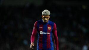 O que aconteceu com Araujo? Do protagonismo no Barcelona a uma nova chance no Liverpool