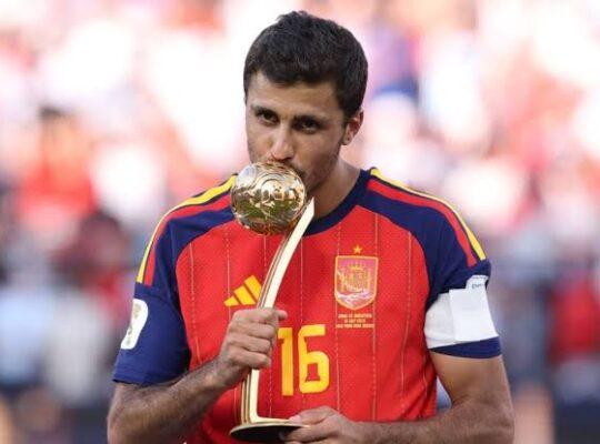 Barcelona persiste em Rodri