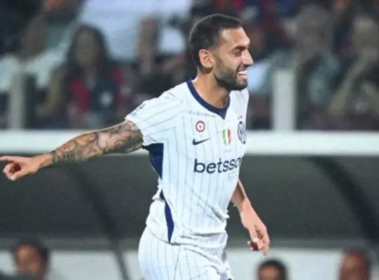 Çalhanoglu comemora gol marcado em Inter x Cagliari