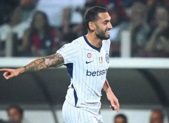 Çalhanoglu comemora gol marcado em Inter x Cagliari