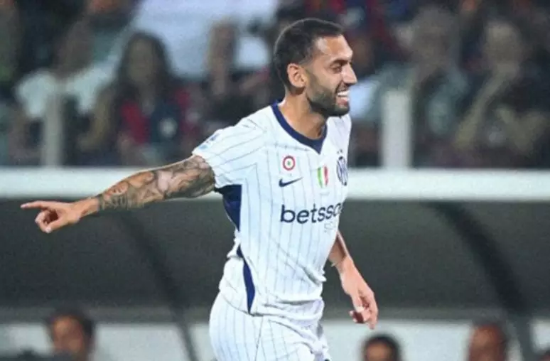 Çalhanoglu comemora gol marcado em Inter x Cagliari