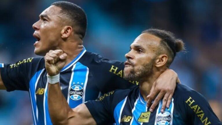 O que muda no Grêmio com Carlos Vinícius ou Braithwaite? Dupla disputa posição para Gre-Nal