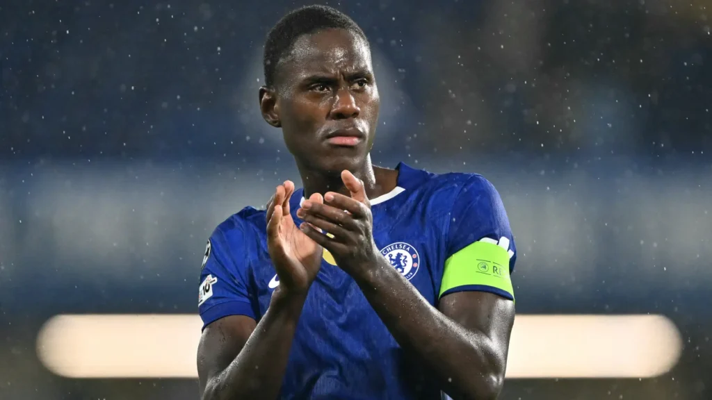 Trevoh Chalobah no Como: o que muda na defesa de Cesc Fàbregas?