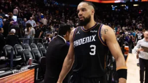 Suns renova com Brooks.