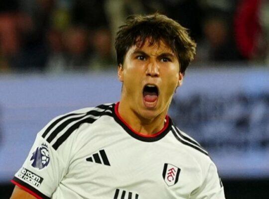 Gonzalo García comemora gol com a camisa do Fulham