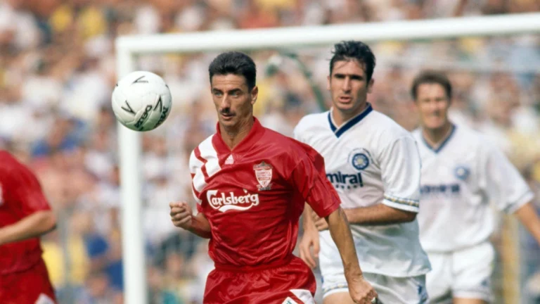 Ian Rush: antes de o futebol inventar a “marcação alta”, o Liverpool já tinha seu primeiro defensor