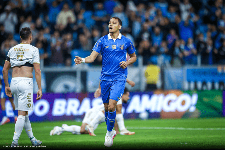 Grêmio é eficiente na bola parada e vence a Chapecoense de virada