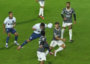 Coritiba faz tudo que Diniz não gosta, e por isso derrota do Corinthians não é uma surpresa; entenda