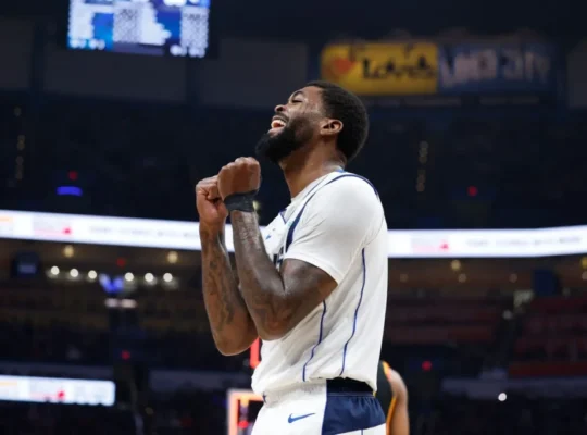 Marshall renova com Mavericks.