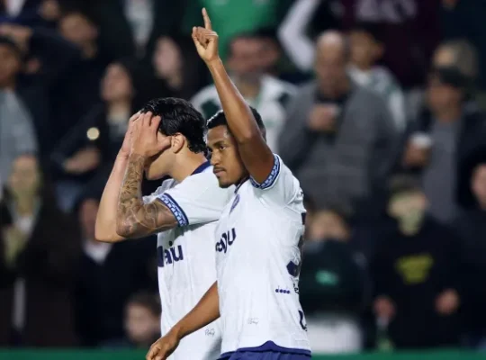 Pedro Rocha comemora gol marcado pelo Coritiba sobre o Corinthians