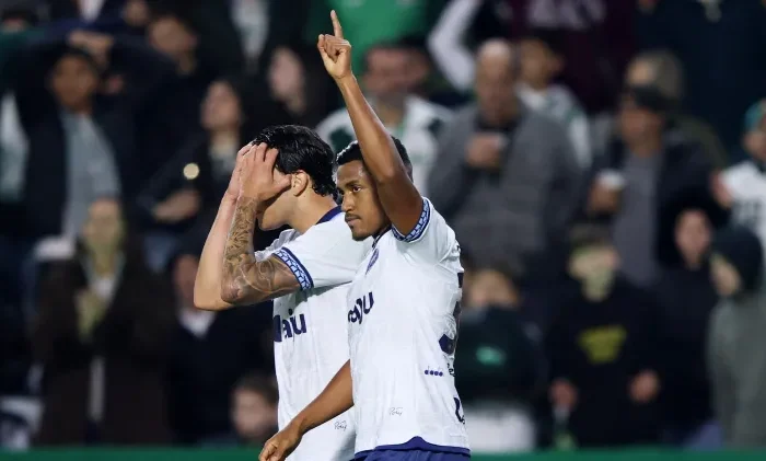 Pedro Rocha comemora gol marcado pelo Coritiba sobre o Corinthians