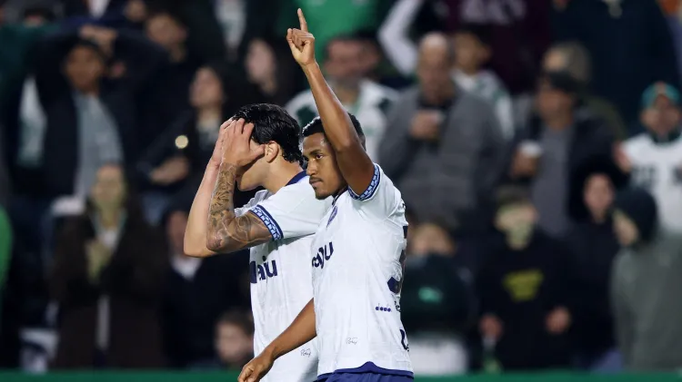 Pedro Rocha comemora gol marcado pelo Coritiba sobre o Corinthians