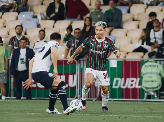 O jogador do Fluminense, Soteldo contra Rivadavia