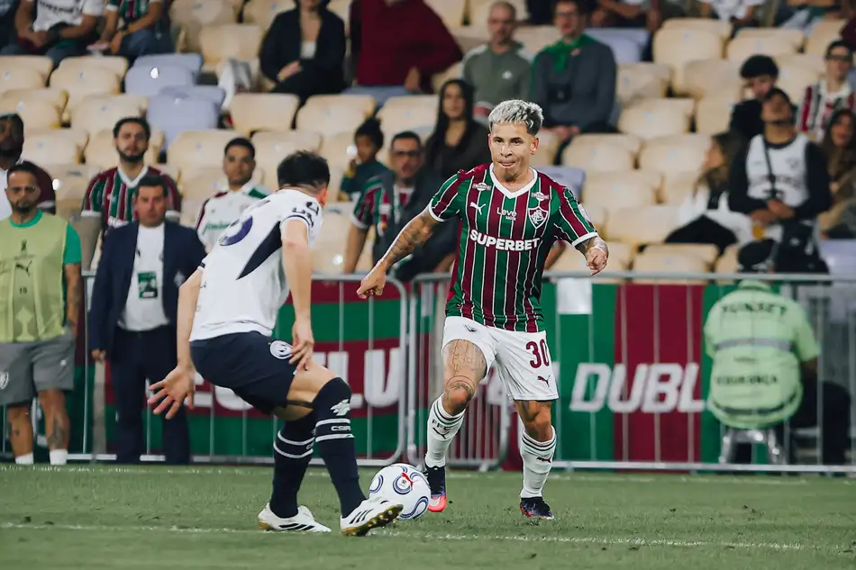 O jogador do Fluminense, Soteldo contra Rivadavia