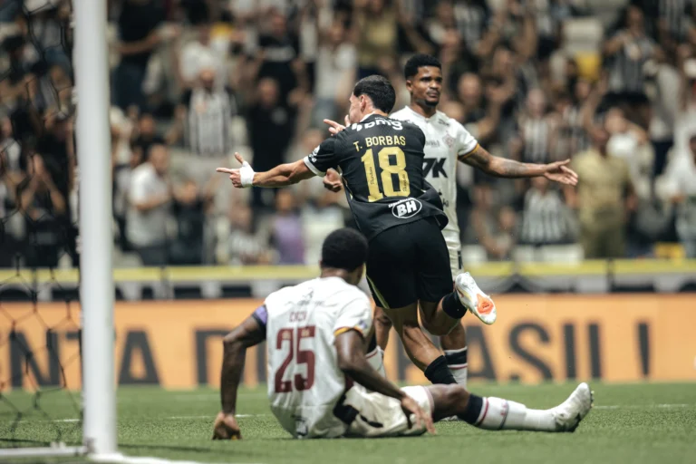 Atlético Mineiro impõe seu ritmo, vence o Vitória e sobe na tabela do Brasileirão