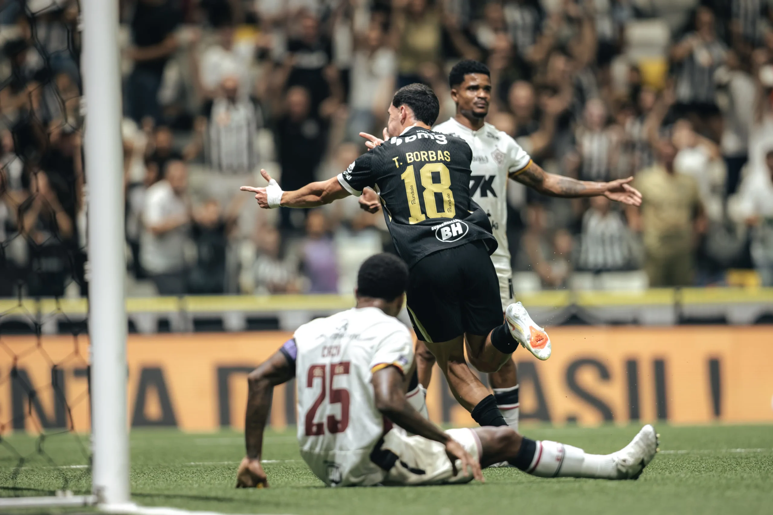 Thiago Borbas comemora gol do Atlético Mineiro sobre o Vitória pelo Brasileirão