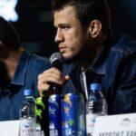 Usman Nurmagomedov com um microfone