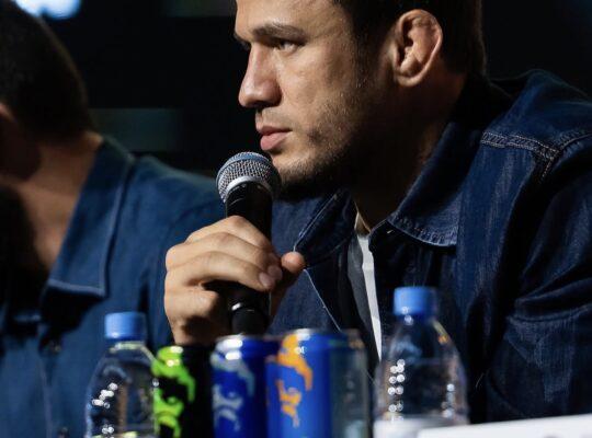 Usman Nurmagomedov com um microfone